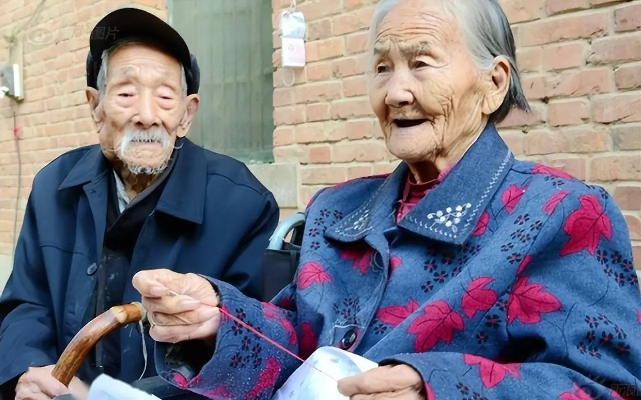 คู่สามีภรรยาที่อายุยืนถึง 100 ปี ชอบกิน “เปลือกชนิดหนึ่ง” ที่คนไทยมักทิ้งเกลื่อนตลาด : ช่วยล
