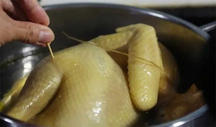 อย่าต้มไก่ด้วยน้ำอีกต่อไป! แค่เปลี่ยนมา “นึ่งกับสิ่งนี้” เนื้อจะหวานนุ่ม หอมอร่อยกว่าที่
