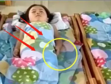 คุณครูส่งคลิปลูกสาวนอนกลางวันมาให้ แม่เห็นมือลูก ร้องไห้ทันทีเพราะเห็นสิ่งนี้!