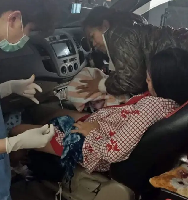 อั้นไม่อยู่! สาวคลอดลูกในรถกลางสี่แยก ป้าช่วยระทึก แห่ส่องทะเบียนรถ