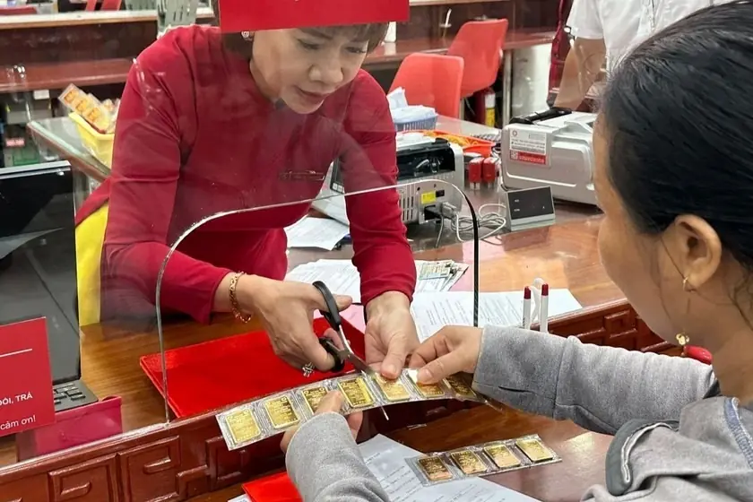 ผัวตกงาน... เมียกัดฟันหอบ "ทองสินสอด" ไปขาย แต่โดนร้านตะเพิด เพราะกระดาษใบเดียว!!