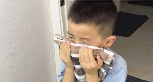 การวางผ้าขนหนูไว้ที่ลูกบิดประตูในเวลากลางคืนเป็นนิสัยเล็กๆ น้อยๆ แต่ให้ประโยชน์ที่คาดไ