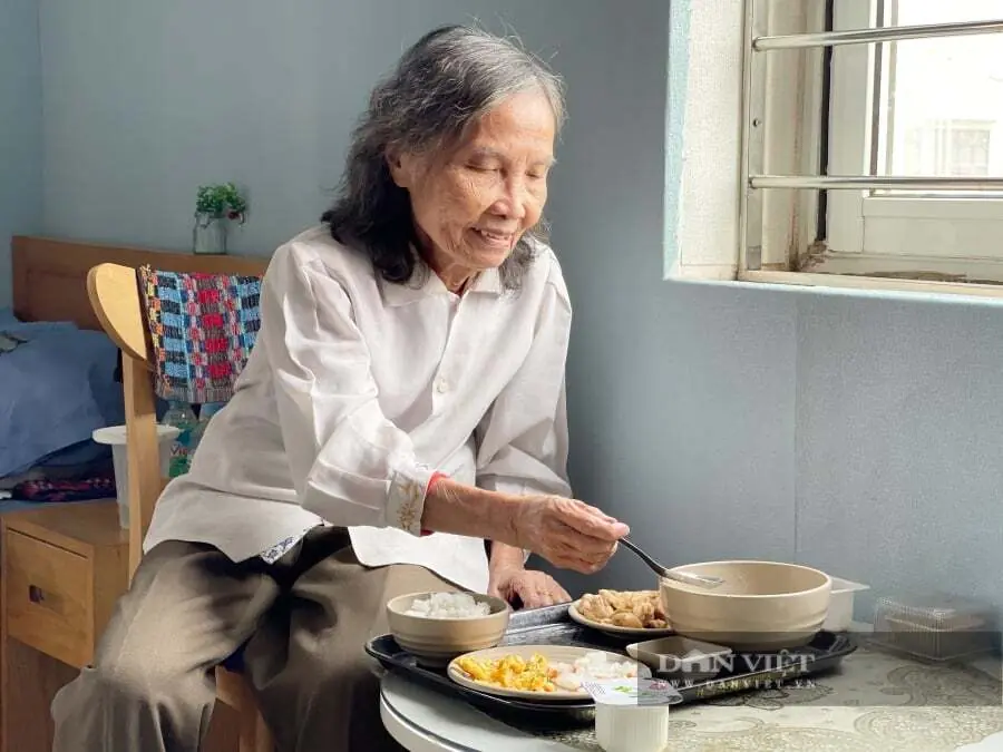 หญิงชราวัย 70 กว่าปีคนหนึ่งได้รับการเยี่ยมเยียนจากคนแปลกหน้าเป็นประจำที่บ้านพักคนชราเป็