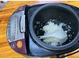 ข้าวที่ทิ้งไว้ในหม้อหุงข้าวข้ามคืนยังกินได้ไหม? หลายคนถึงกับอึ้งเมื่อรู้คำตอบ