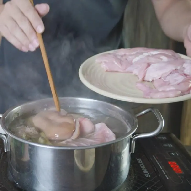 ต้มไส้หมูแค่น้ำเปล่า “ผิดเต็มๆ”! แค่ใส่สิ่งนี้ลงไป ไส้ขาวใส เด้งกรุบ ไร้กลิ่นคาวทันที