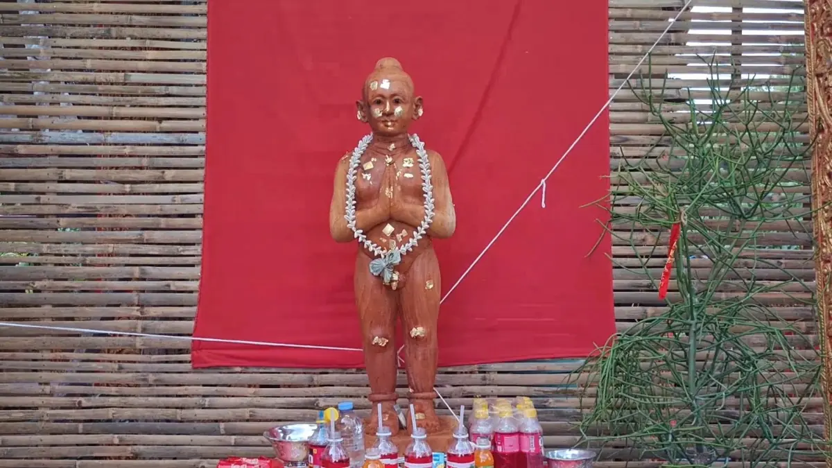 ขนลุก จุดประทัดบูชากุมาร "ไอ้ไข่หนุน" ควันลอยคล้ายใบหน้าเด็ก ชาวบ้านแห่ขอเลขเด็ด