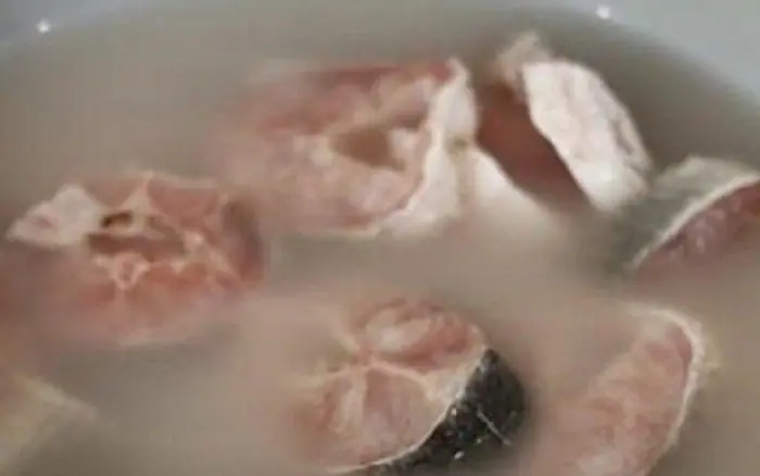 แค่แช่ปลาในน้ำถ้วยนี้: ดับกลิ่นคาวหมดจด เนื้อหวานอร่อยขึ้น 3 เท่า!