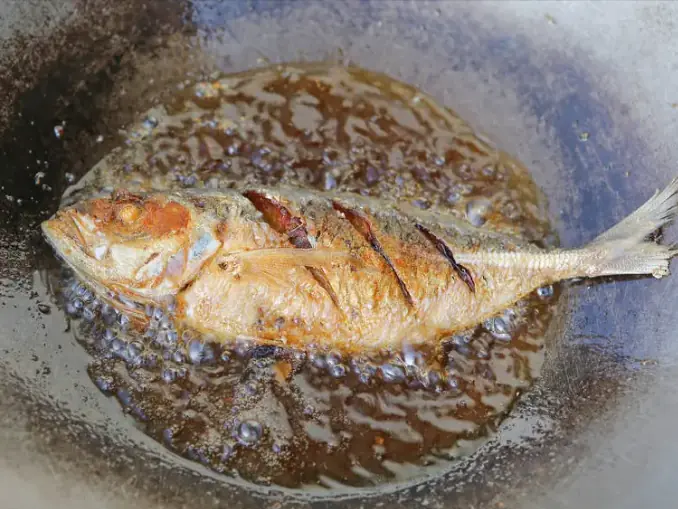 ทอดปลาอย่าใช้แค่น้ำมัน! ลองโยน "สิ่งนี้" ลงกระทะ หนังไม่หลุด-เนื้อไม่คาว-กรอบข้ามชั่วโมง