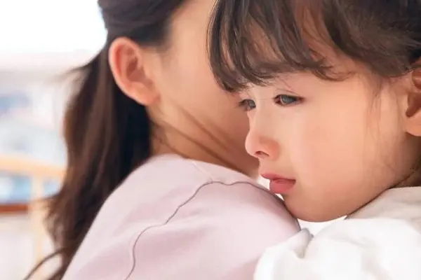 ลูกชายกลับจากบ้านเพื่อนพร้อมรอยช้ำที่มือ  แม่ถึงกับใจหาย เมื่อได้ยินลูกพูดทั้งน้ำตา