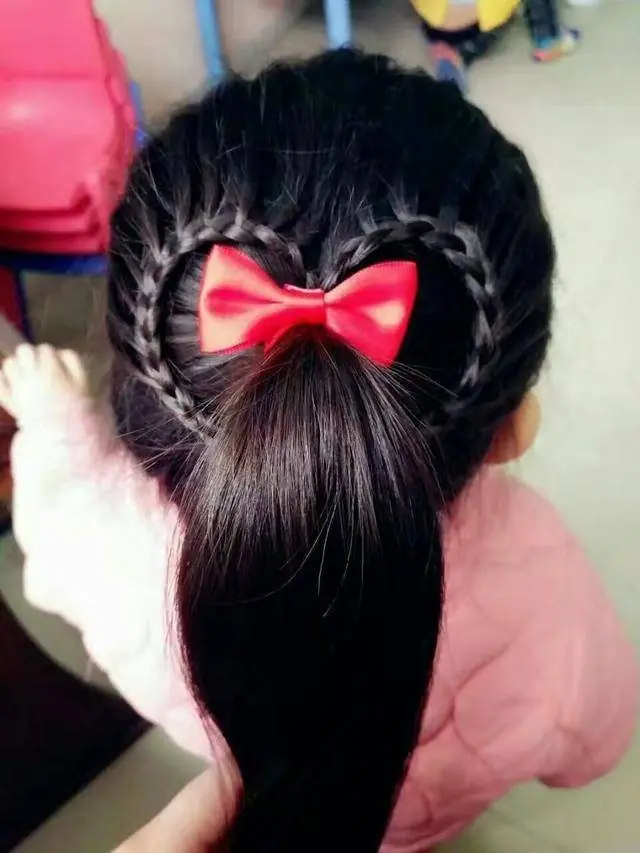งานเข้า! ครูอนุบาลถักผมให้เด็ก ทำแม่ปรี๊ดแตก ลากลูกสาวไปห้อง ผอ. ร้องไล่ครูออก