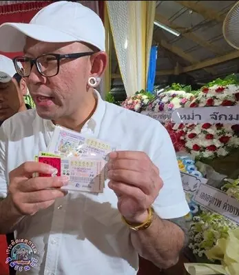 ชุดใหญ่! เอ๋ เชิญยิ้ม - เจี๊ยบ เชิญยิ้ม ซื้อลอตเตอรี่ เลข สังข์ ดอกสะเดา ลูกเผยเลขสุดท้ายพ่อ