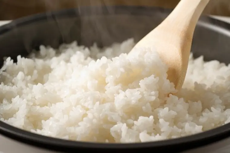 ทุกคนควรระวังเวลาอุ่นข้าวเย็นซ้ำ เพราะอาจเสี่ยงอันตรายต่อสุขภาพมากกว่าที่คิด