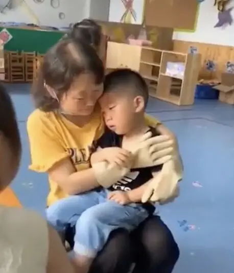 เด็กอนุบาลร้องไห้ไม่หยุดกลางห้องเรียน พอครูส่งรูปมา แม่ถึงกับพูดไม่ออก