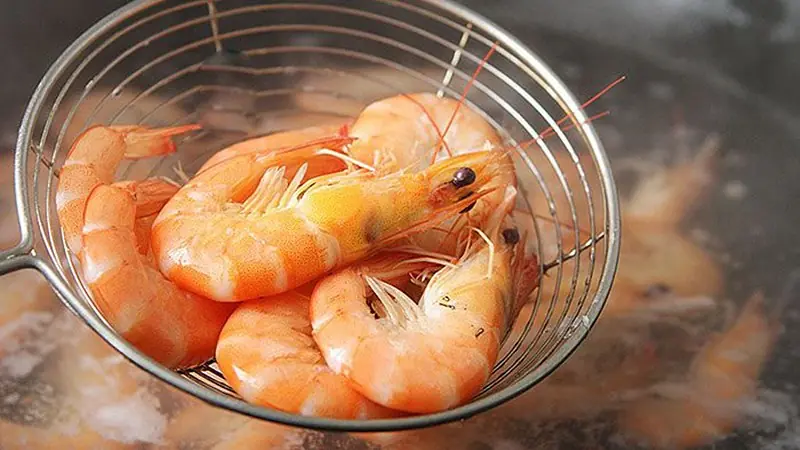 ต้มกุ้งยังไงให้แดงสวย? แค่ใส่ “สิ่งนี้” เนื้อเด้งหวานเหมือนร้านดัง
