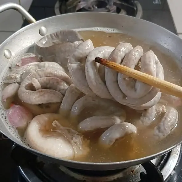 เคล็ดลับต้มไส้หมูให้ขาวกรอบ ไร้กลิ่น กินอร่อยทุกคำ