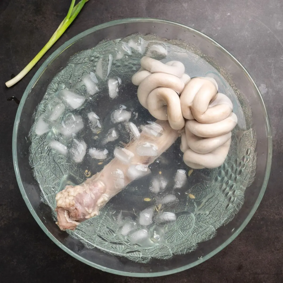 เคล็ดลับเด็ด! ต้มไส้หมูให้ขาว กรอบเด้ง ไร้กลิ่นคาวกวนใจ ไม่ง้อร้านดัง