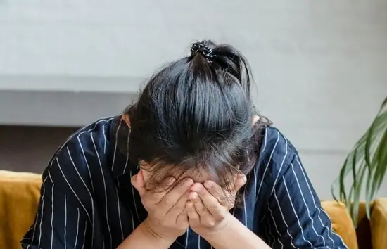 ปีนบันไดหนีออกจากบ้าน! แม่ผัววิ่งตามเอาถุงมาให้ เปิดดูข้างในถึงกับช็อก