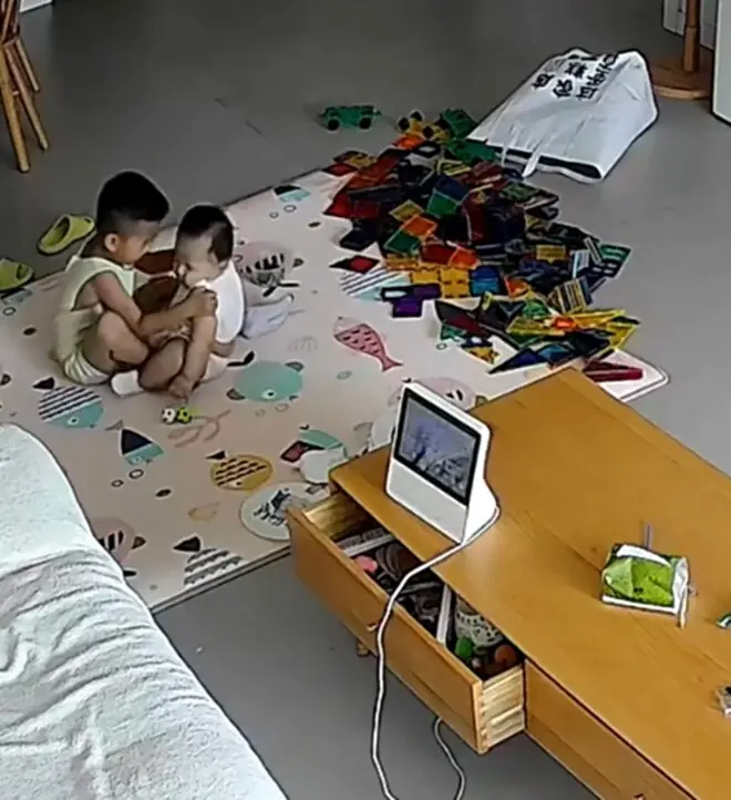 ได้ยินน้องร้องไห้เสียงดัง แม่เปิดกล้องดูถึงกับช็อก เมื่อเห็นพี่ชายทำแบบนี้
