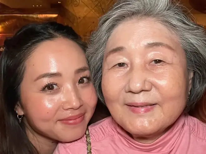 อึ้ง! คุณยายวัย 80 หน้าเด็กเวอร์แทบไร้ริ้วรอย เผยเคล็ดลับทำแค่ 3 สิ่งนี้ทุกวัน!