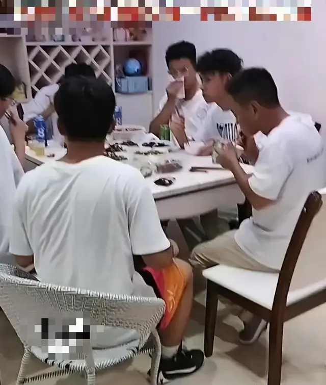 แม่ถึงกับช็อก! ลูกสาวขน "ว่าที่แฟน" มาเต็มบ้าน จนต้องสะกิดชาวเน็ตช่วยเลือกเขย | หนุ่มๆ ละลาน