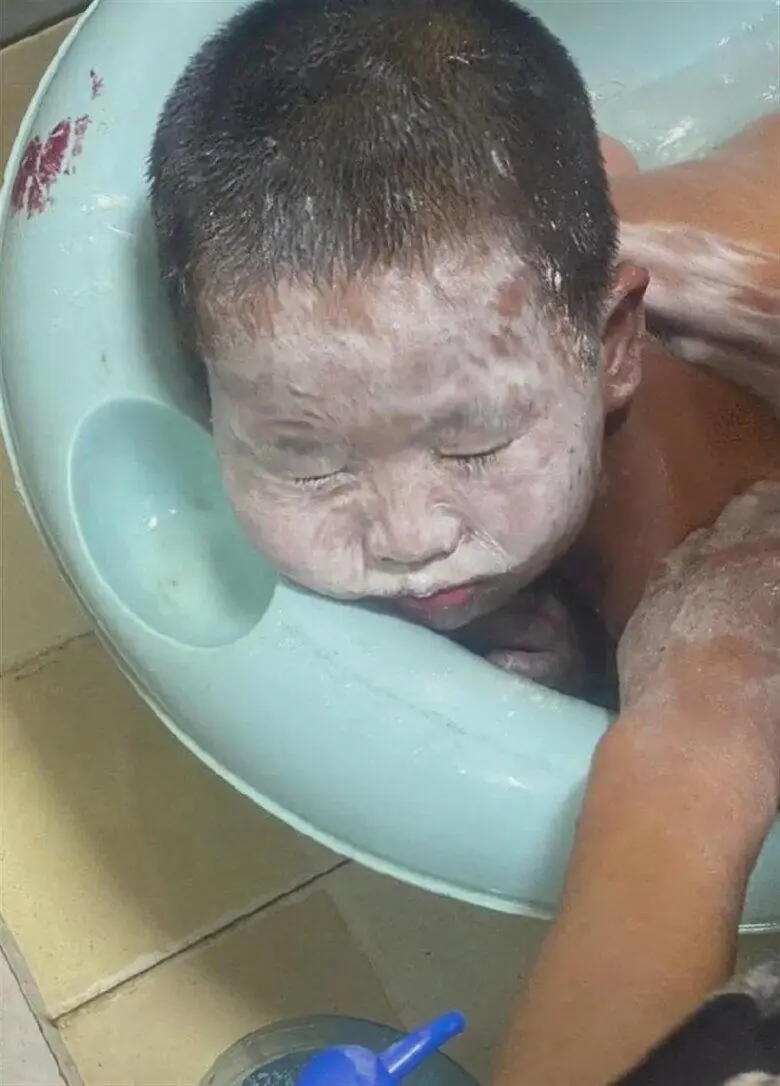 แม่สงสัยลูกอาบน้ำนานผิดปกติ เปิดประตูเข้าไปเห็นหน้าเด็กถึงกับช็อก