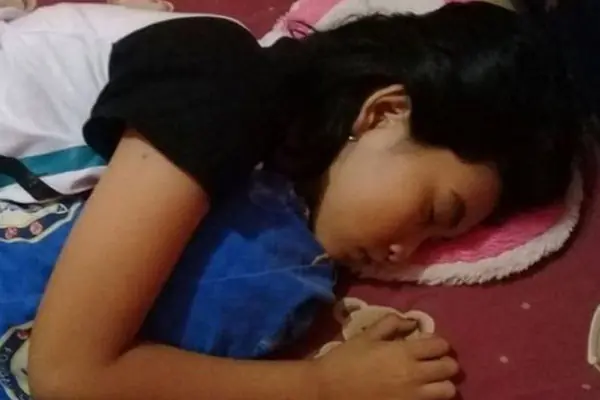 ลูกสาว 6 ขวบ นอนคนเดียว แต่บ่นตลอดว่า "เตียงแคบ" เอะใจเช็กกล้องวงจรปิด แม่ปล่อยโฮ!