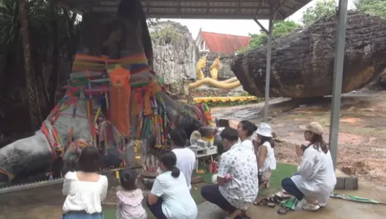 ขนลุกซู่ หนุ่มไหว้ขอโชคตะเคียนพันปีพี่น้อง ได้เลขเด็ด 3 ตัวตรงทะเบียนรถขับมาวัด