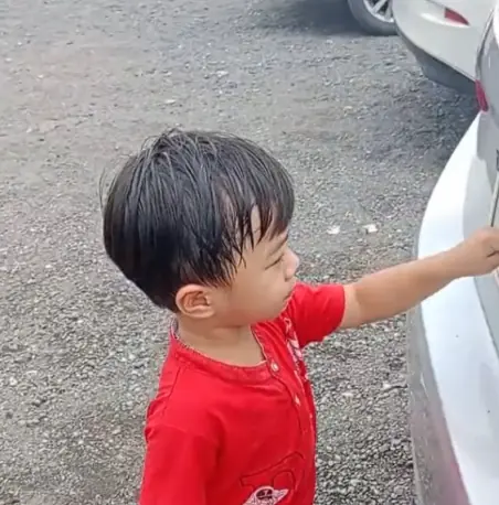 มาแน่งวดนี้ ลูกเดินลงจากวัดนึกว่าจะขึ้นรถ เดินไปท้ายรถ แล้วชี้ป้ายทะเบียนบอกเลข