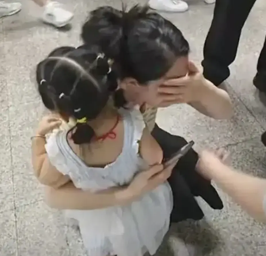 เด็กหญิงปริศนาบนอินเทอร์เน็ต หน้าเหมือนลูกสาวราวกับฝาแฝด จนแม่ต้องตรวจ DNA หาความจริง