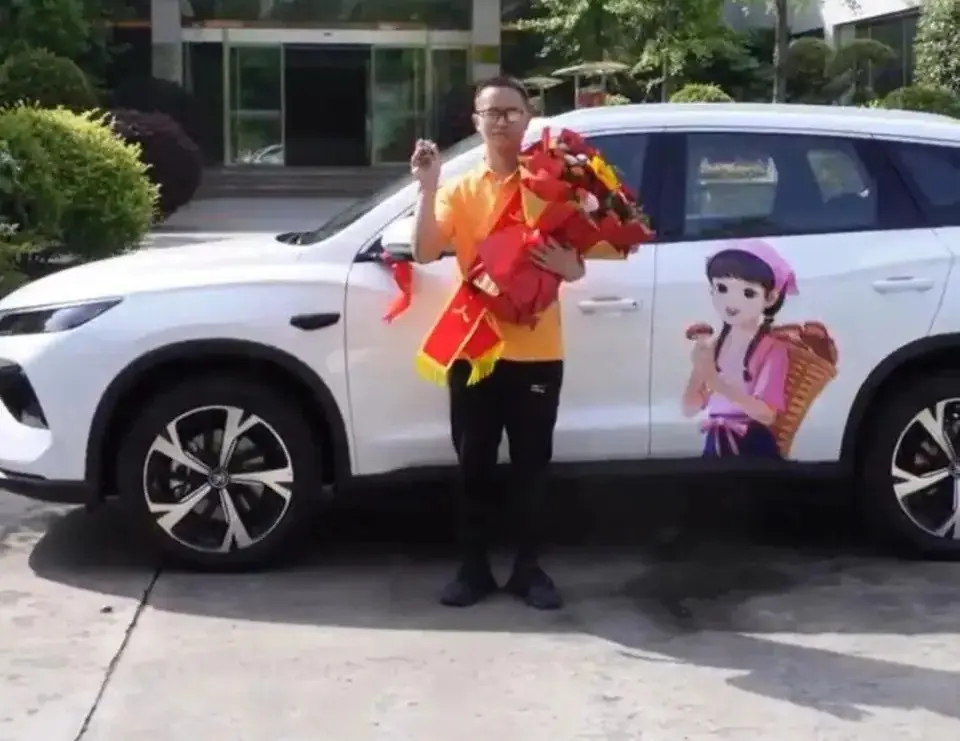 ชายคนหนึ่งได้ยินเสียงบางอย่างกลางดึก ก่อนตื่นเช้ามาพร้อมรถคันใหม่ราคาเกือบ 700,000 บาท