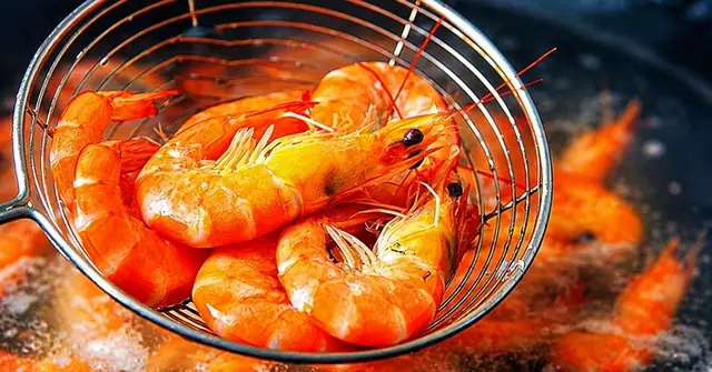 ต้มกุ้งอย่าใส่แค่น้ำเปล่า: เติม 1 ใน 2 เครื่องปรุงนี้ กุ้งจะสีแดงสวย เนื้อหวานแน่นเด้ง