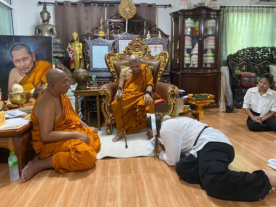 "บุ๋ม ปนัดดา" เข้ากราบ "หลวงปู่ศิลา" แอบบอกตัวเลขสามตัวหลังเหรียญที่ได้
