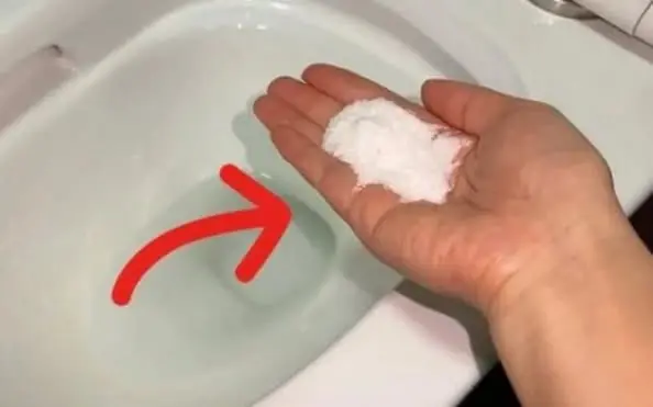 โยนเกลือหนึ่งกำมือลงในโถส้วม! เคล็ดลับง่าย ๆ ที่ทุกบ้านควรรู้ ช่วยประหยัดเงินได้มากกว่าท