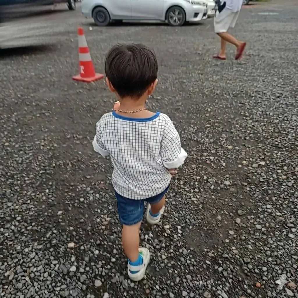 ไปกันต่อ "น้องอินเตอร์" เดินลงจากวัด ตรงไปชี้ป้ายทะเบียนรถ เคยให้โชคมาแล้ว