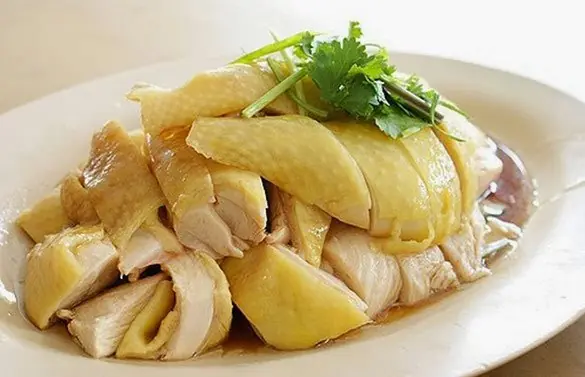 เคล็ดลับอุ่นไก่ต้มให้อร่อยเหมือนเพิ่งทำใหม่ เนื้อนุ่มหวาน ไม่มีกลิ่นค้างของอาหารเก่า