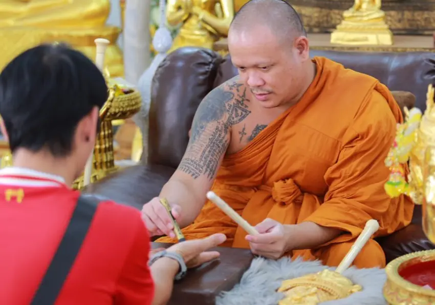 วัดแทบแตก ชาวบ้านแห่ทำบุญพระครูเอ้ เกจิดังหวังเปิดโชคเป็นเศรษฐีรางวัลที่ 1