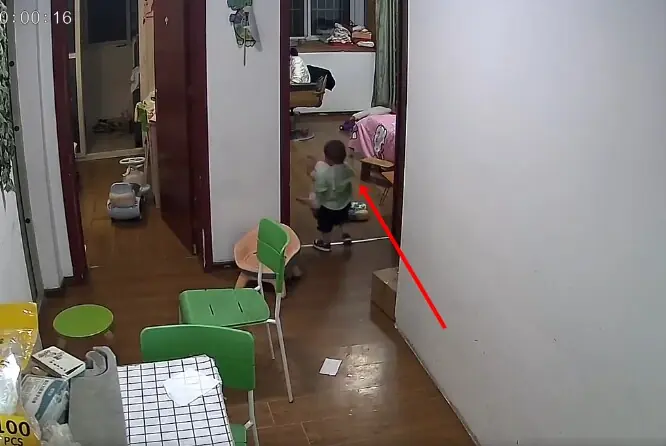 เด็กวัย 1 ขวบอุ้มน้องแรกเกิดเดินทั่วบ้าน กว่าผู้ใหญ่จะเห็นก็เกือบสาย