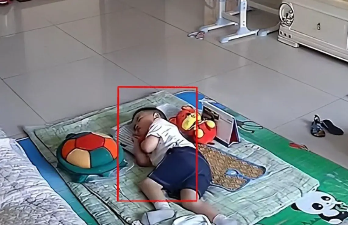 เอะใจลูก 4 ขวบ "หลับยาว" ไม่ยอมตื่น สงสัยพี่เลี้ยงให้ยานอนหลับ แต่เช็กกล้องช็อกกว่า!