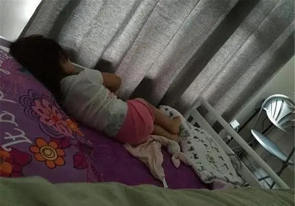 แม่ดูกล้องวงจรปิดถึงกับอึ้ง ลูกบ่นเตียงแคบเพราะอะไร