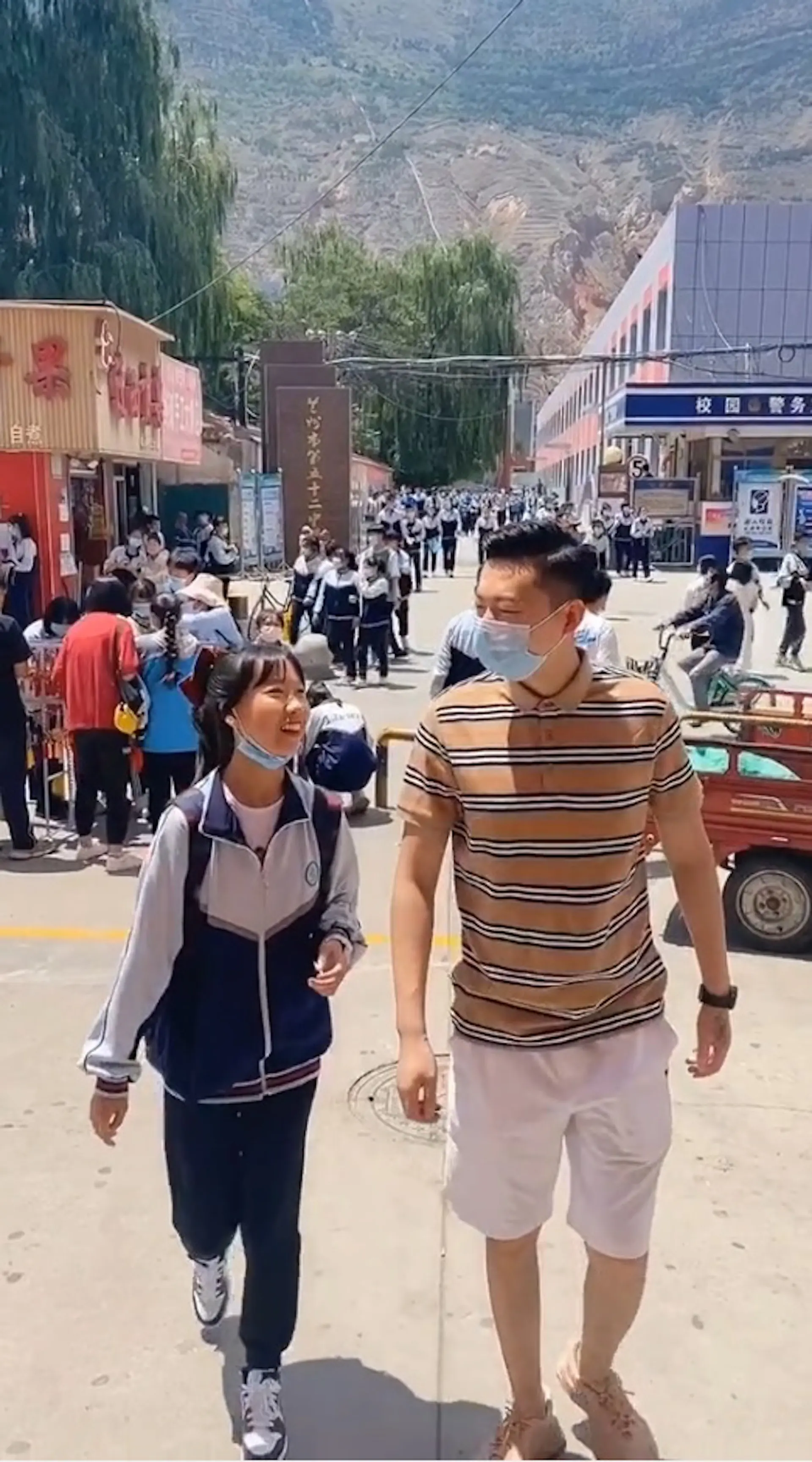 หัวจะปวด คุณพ่อหน้าเด็กมารับลูกสาวที่ รร.มัธยม ครูนึกว่าแฟน ถึงขั้นโทรฟ้องแม่