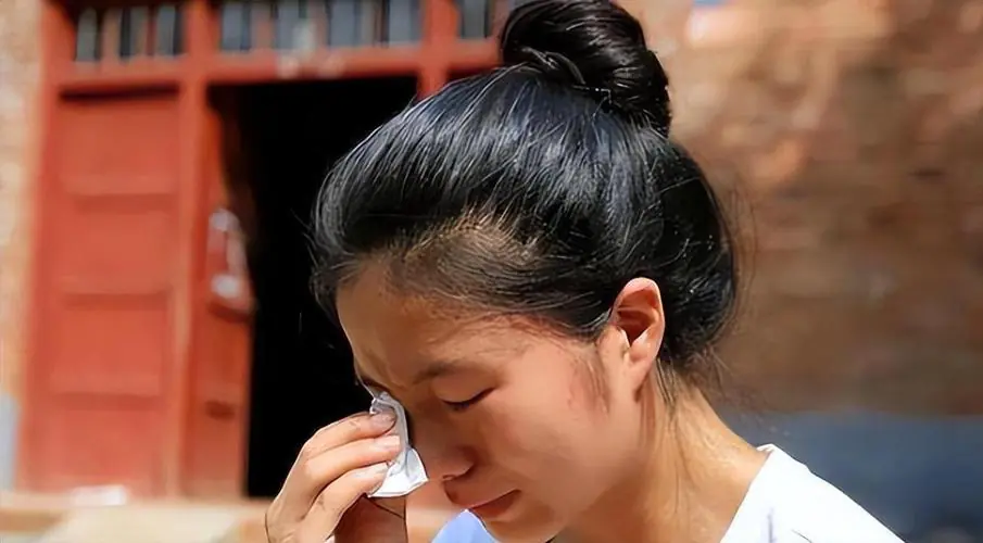ใครจะคิด! สาวสอบติดมหาวิทยาลัย 7 แห่ง แต่เก็บความลับไว้ 7 ปี สุดท้ายพ่อแม่ร้องไห้ทั้งบ้าน