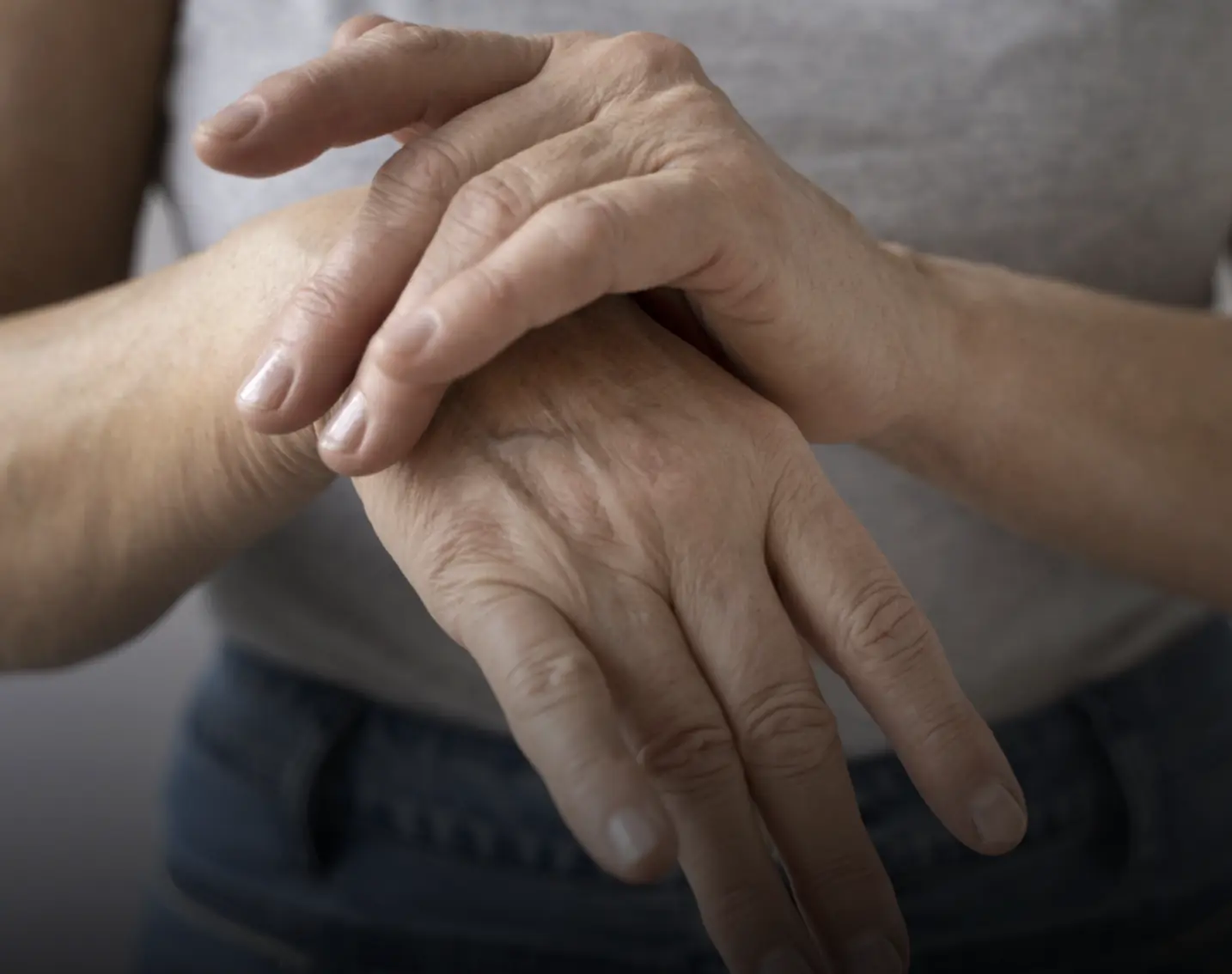 แพทย์เตือน! หากพบ 5 สัญญาณผิดปกติบน “มือ” อาจเป็นสัญญาณเตือนภาวะไตเสื่อม หลายคนมักมองข้าม ห
