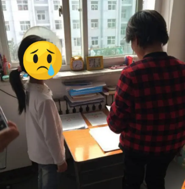 คนนับล้านมองไม่เห็นความผิดปกติในภาพนี้ แต่คุณครูเห็นปุ๊บ รีบโทรหาผู้ปกครองทันที