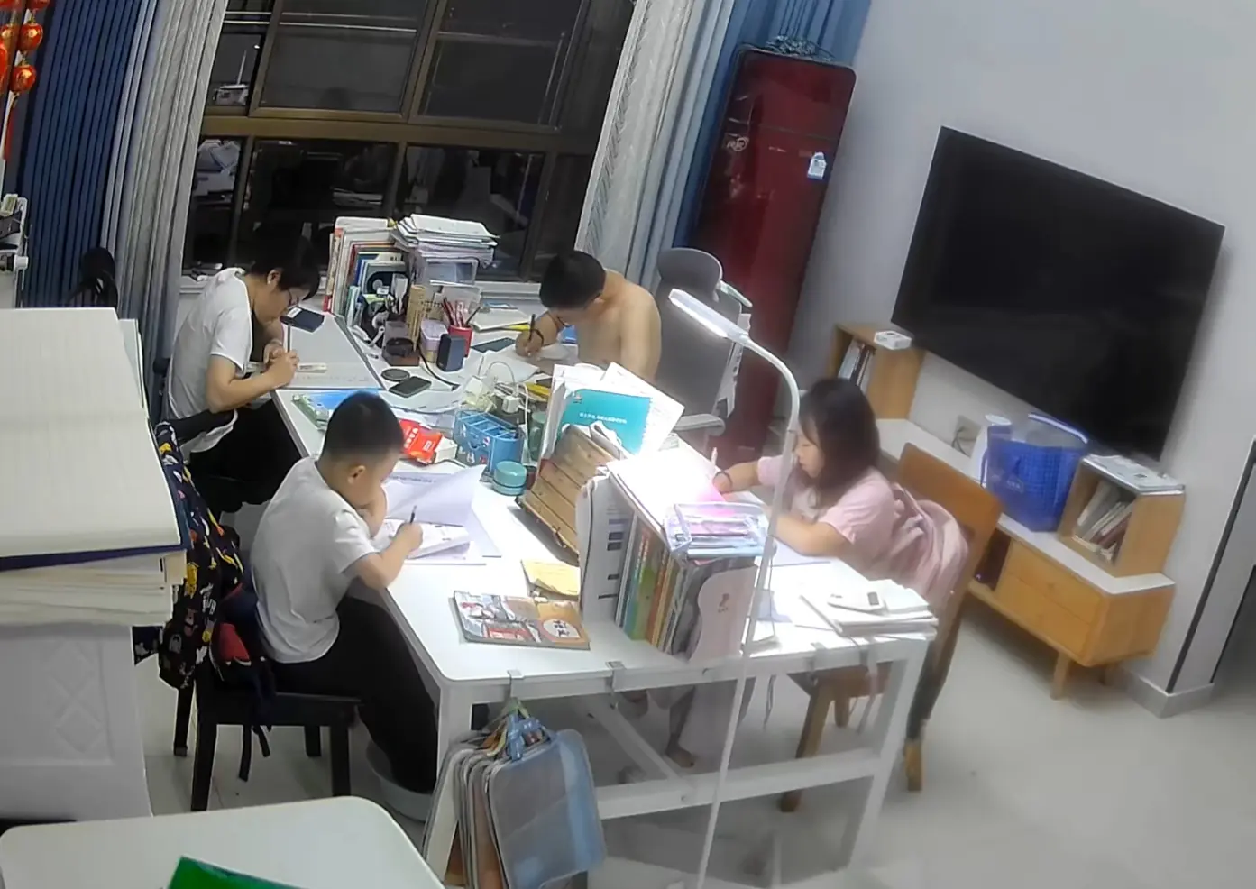 ใครเห็นก็ต้องหยุดดู! ภาพห้องนั่งเล่นตอน 2 ทุ่มของครอบครัวนี้ ทำชาวเน็ตแบ่งเป็น 2 ฝ่ายและถกเ