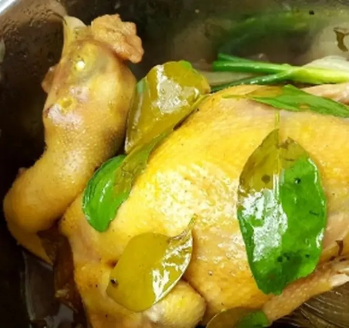 ต้มไก่อย่าใส่แต่น้ำเปล่า! แค่เติมสิ่งนี้ลงไป ไก่เหลืองสวย เนื้อนุ่มหวานธรรมชาติ