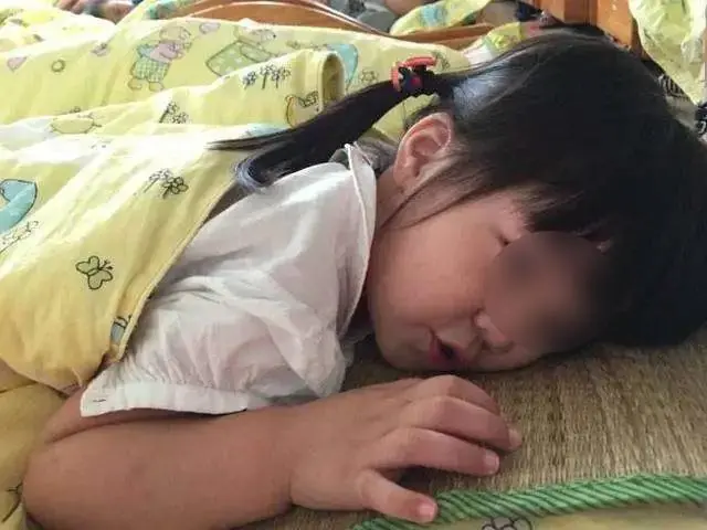 ลูกสาว 6 ขวบ นอนคนเดียว แต่บ่นตลอดว่า "เตียงแคบ" เอะใจเช็กกล้องวงจรปิด แม่ปล่อยโฮ!