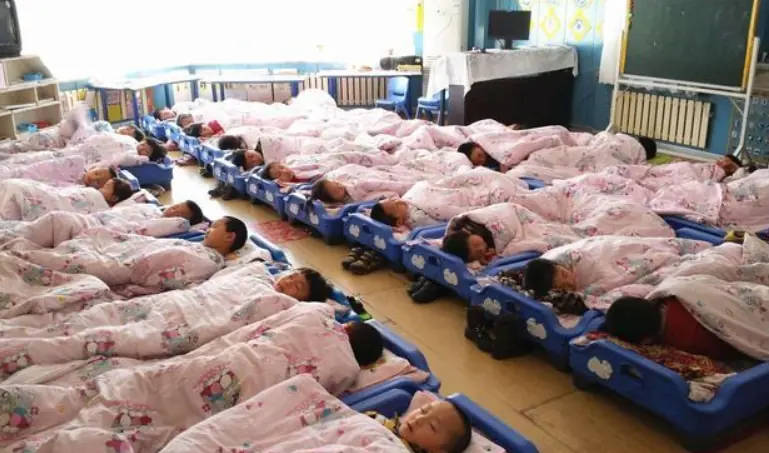 ครูส่งให้ดู ลูกสาว 2 ขวบ "นอนกลางวัน" ขยับมือแปลกๆ แม่เห็นแล้วรู้ทันทีทำอะไร ร้องไห้เลย...