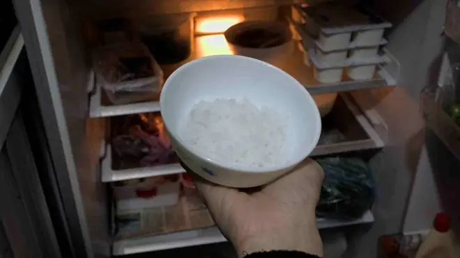 วางถ้วยเกลือในตู้เย็น สิ่งมหัศจรรย์จะเกิดขึ้นในชั่วข้ามคืน