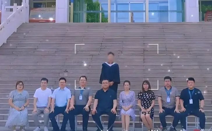 งานรับปริญญาสุดเหงา บัณฑิตจบการศึกษา 1 คนถ้วน ชาวเน็ตแห่เดา เรียนสาขาอะไร?