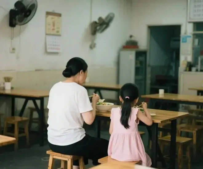 เด็กหญิงไปกินก๋วยเตี๋ยวกับแม่ พยายามซ่อนความจริงบางอย่าง แต่เจ้าของร้านสังเกตเห็นพิรุธ